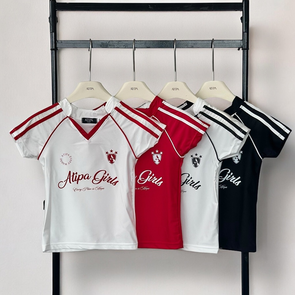 Atipashop - PITCH PRETTY TEE เสื้อยืดคอวี แขนสั้น ทรงเข้ารูป เสื้อบอล