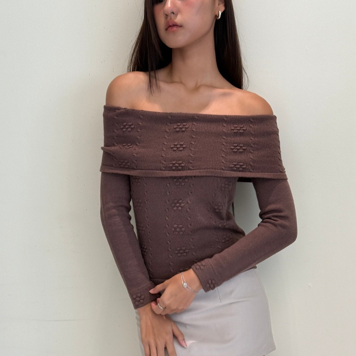 เสื้อแขนยาวเปิดไหล่ ดีเทลทอดอกไม้นูน Rush Official Knitted Yakgwa Off-Shoulder Long Sleeve Top *รุ่นใหม่