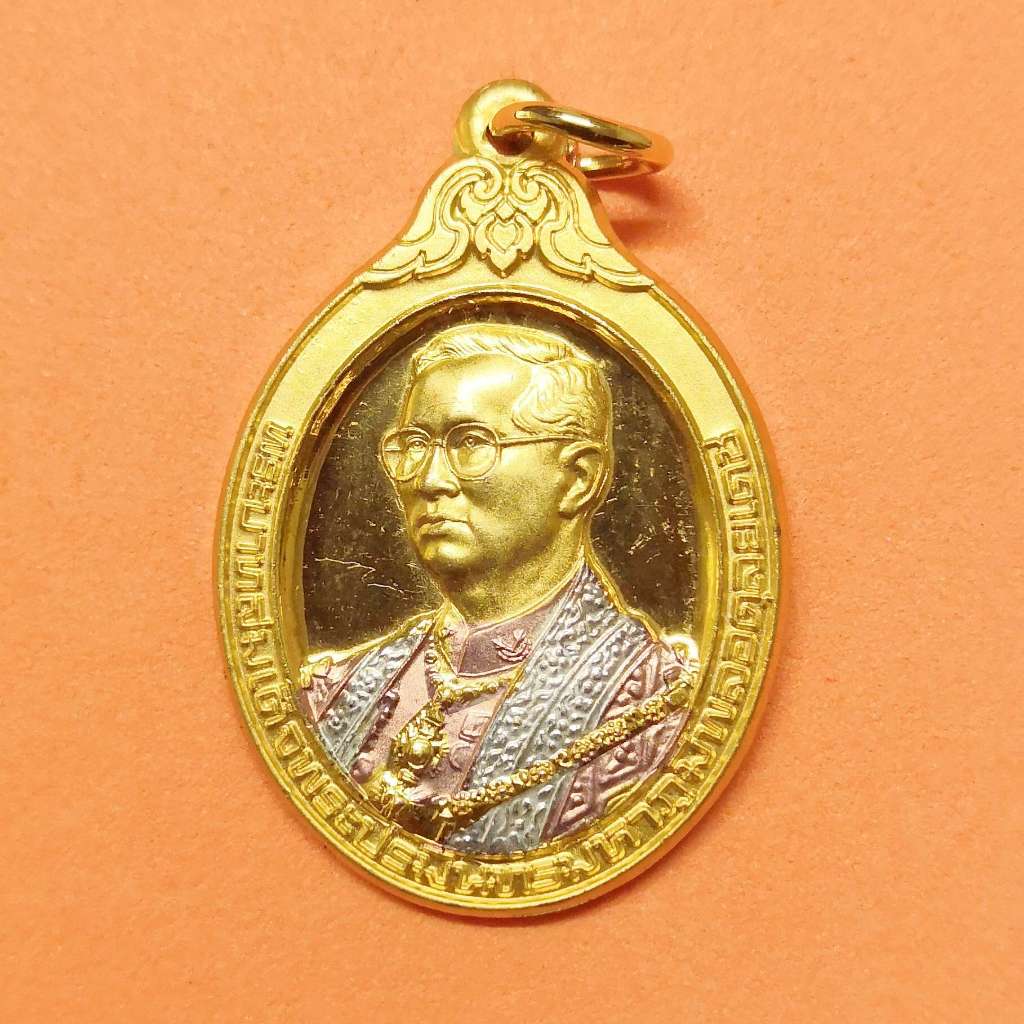 เหรียญ รัชกาลที่ 9 ครบรอบ 46 ปี ราชภัฏนครศรีธรรมราช พศ 2546 เหรียญชุบ 3 กษัตริย์ สูง 3.1 เซน รับประก