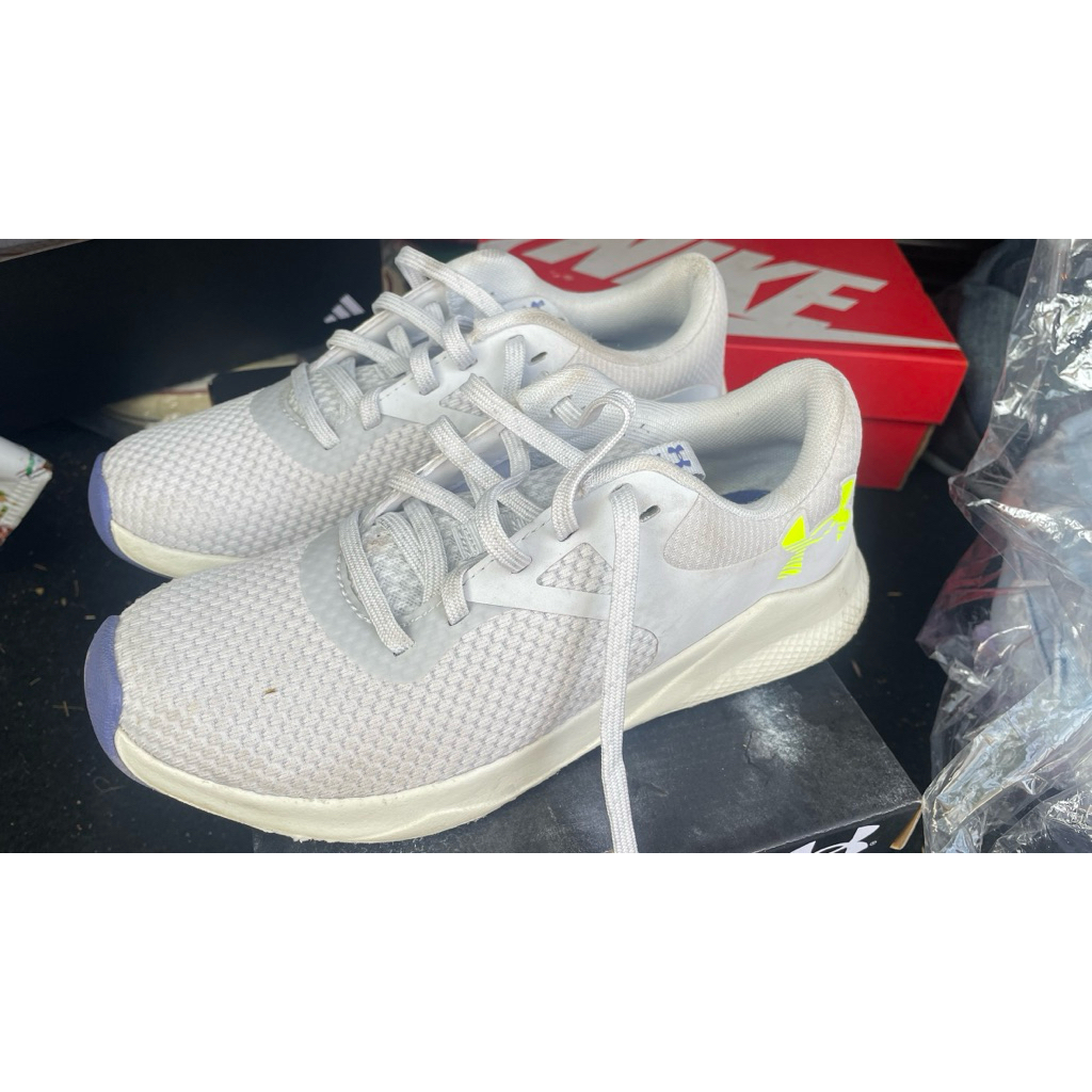 รองเท้าผ้าใบ under armour