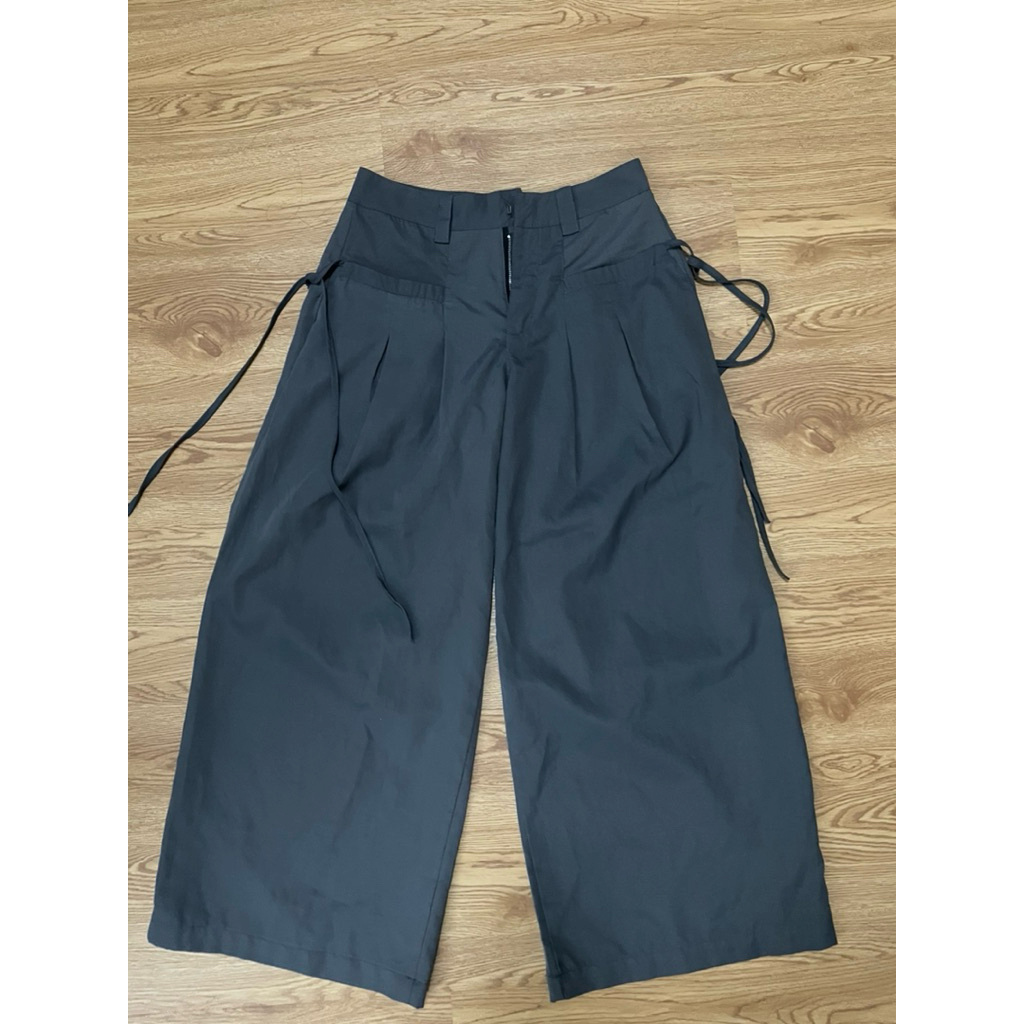 ส่งต่อกางเกงผ้าสีเทา ดีเทลผูกข้าง แบรนด์ melt.inmoment