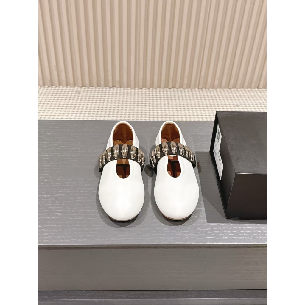 ALAIA รองเท้าบัลเล่ต์ส้นแบนรองเท้า Mary Jane ผู้หญิงสีขาว