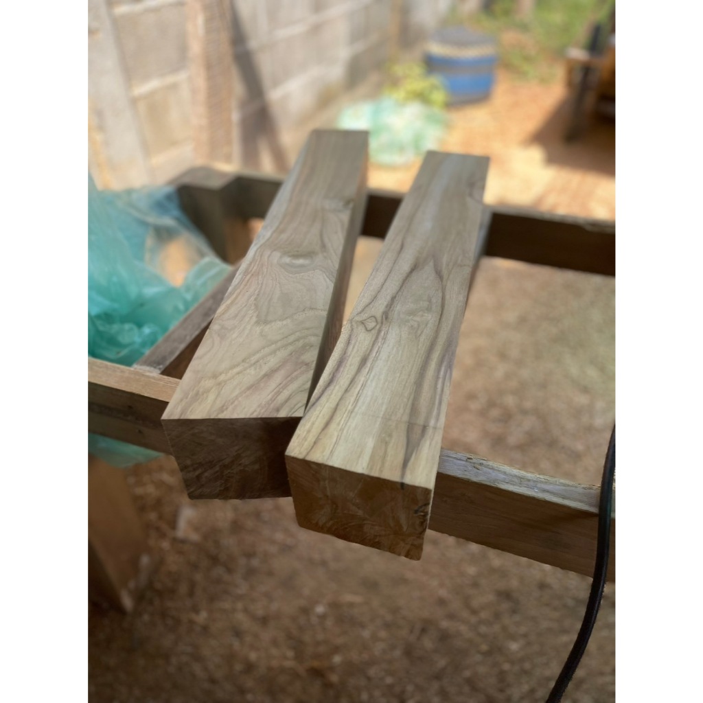 ขาโต๊ะไม้สัก ไม้เสาสี่เหลี่ยม ขนาด3x3นิ้ว 4x4นิ้ว ยาว1เมตรและ2เมตร ไม้รีดไสเรียบทั้ง4ด้าน พร้อมใช้งา