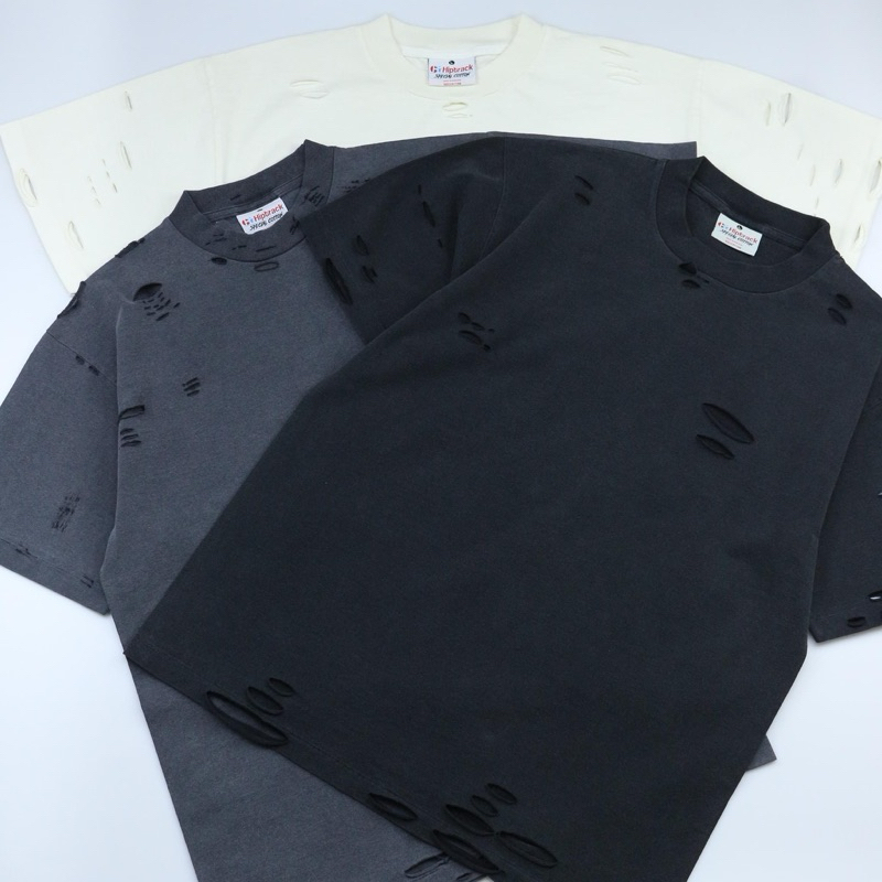 เสื้อยืด HIPTRACK แนวสตรีทแฟชั่น มีรอยขาด สีดำเฟด ทรงกึ่ง OVERSIZED