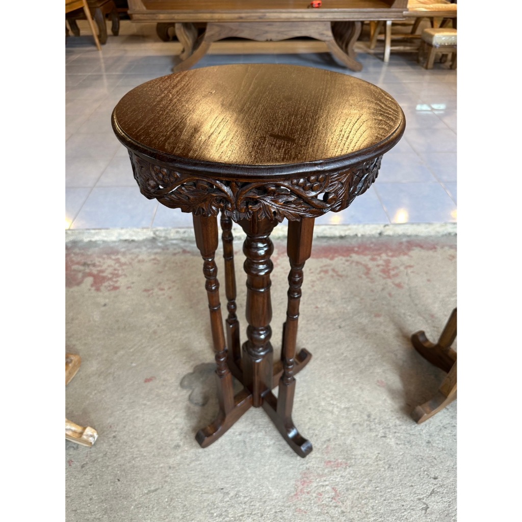 โต๊ะไม้สัก โต๊ะกลม ลายเถาองุ่นกว้าง 35X สูง 75cm ขานก 3สีสวยไม้สักแก่ โต๊ะแกะสลัก โต๊ะข้าง - รูปที่ 3