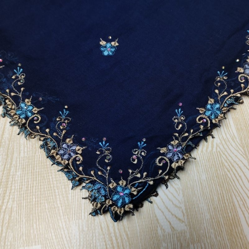 ☘️[ บาวาพรีเมี่ยม ]  ปักดอก Embroidery Handmade Scarf ติดเพชรแวว รหัส S83