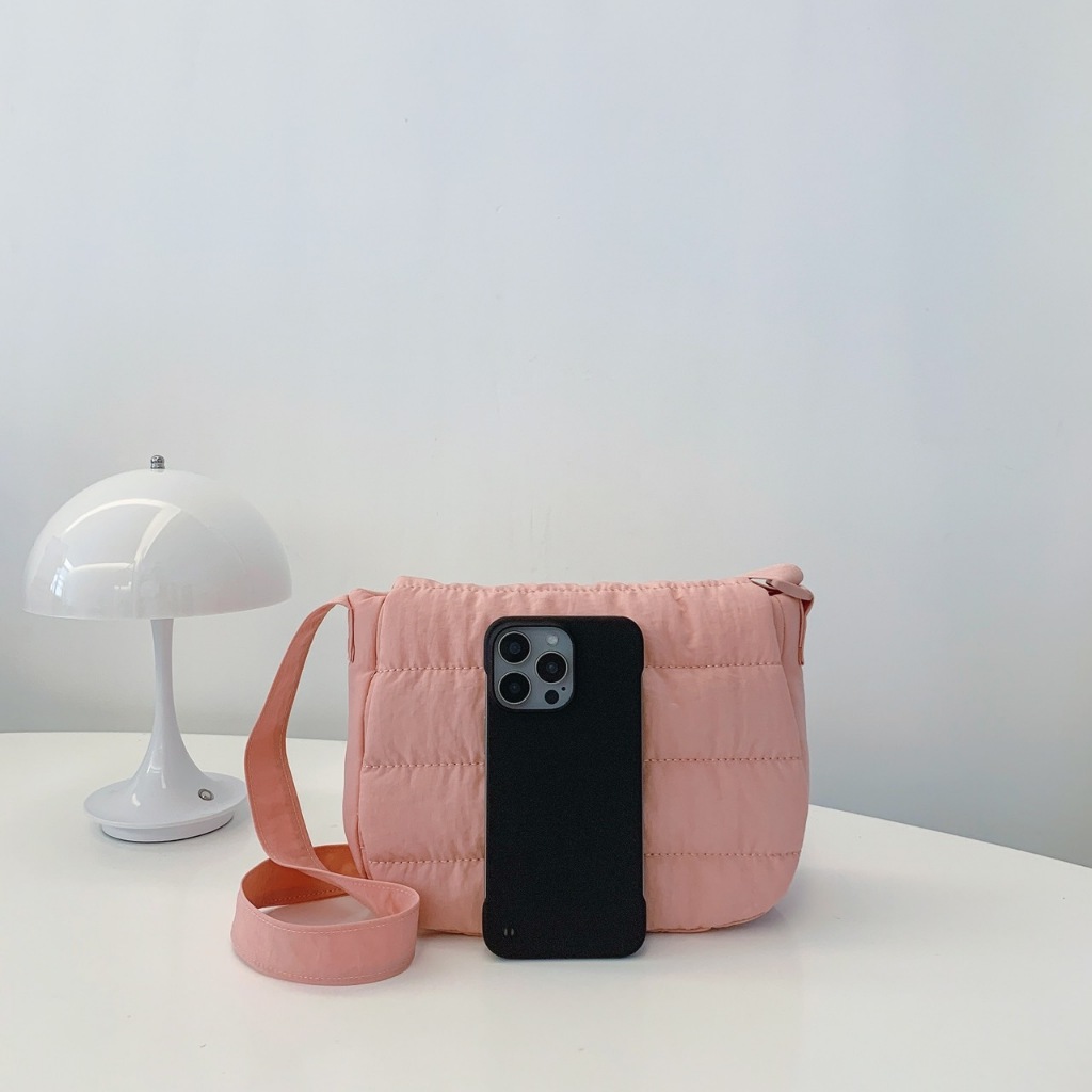 มาใหม่🔥🔥uniqlo มีป้ายห้อยยูนิโคล่ กระเป๋าสพายข้างสำหรับผู้หญิง สไตล์น่ารักๆ สีแบบมินิมอลมินใจ