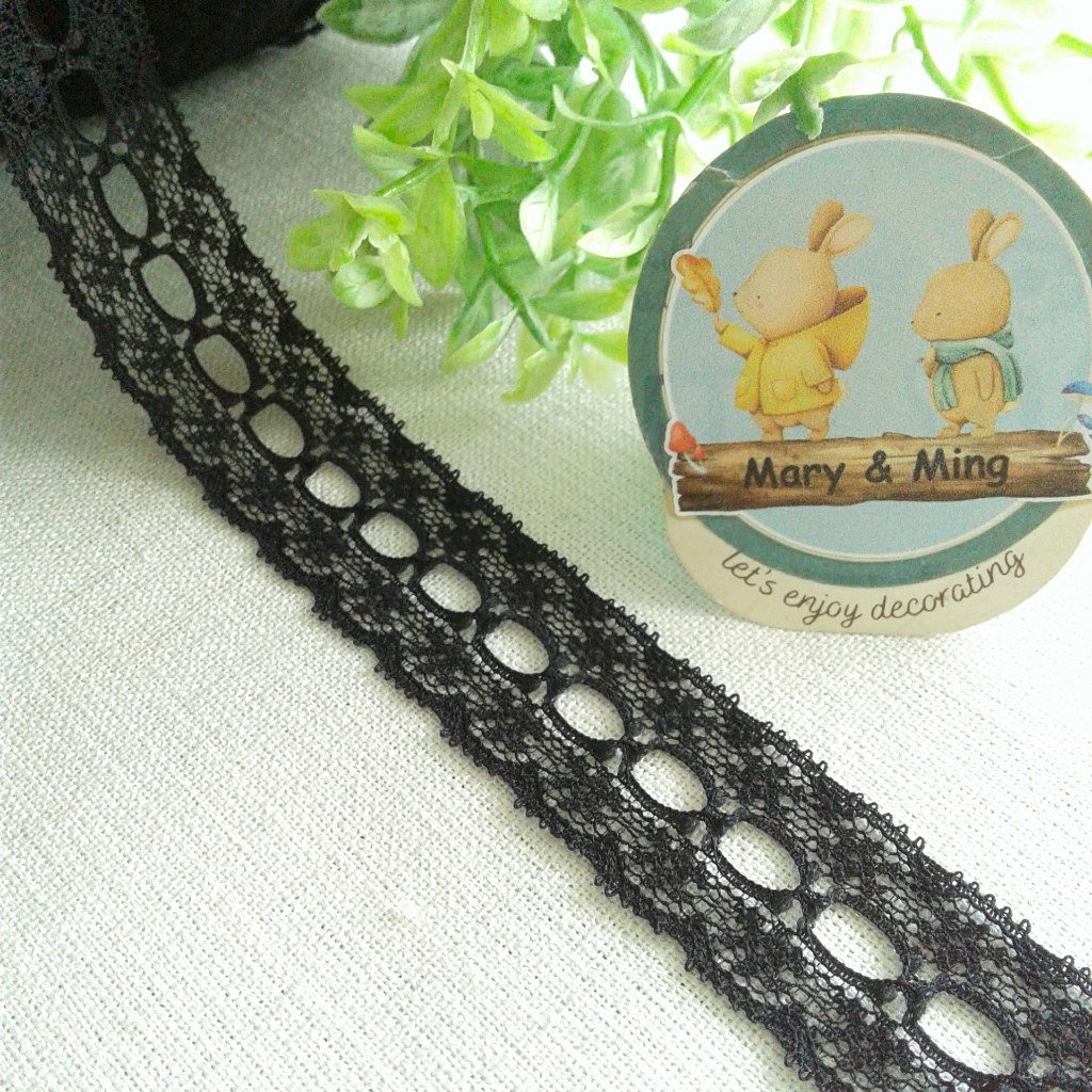 ลูกไม้โปร่ง ไม่ยืด สีดำ ริบบิ้นลูกไม้ หน้ากว้าง 2.4 ซม. หลาละ 15 บาท / LA434