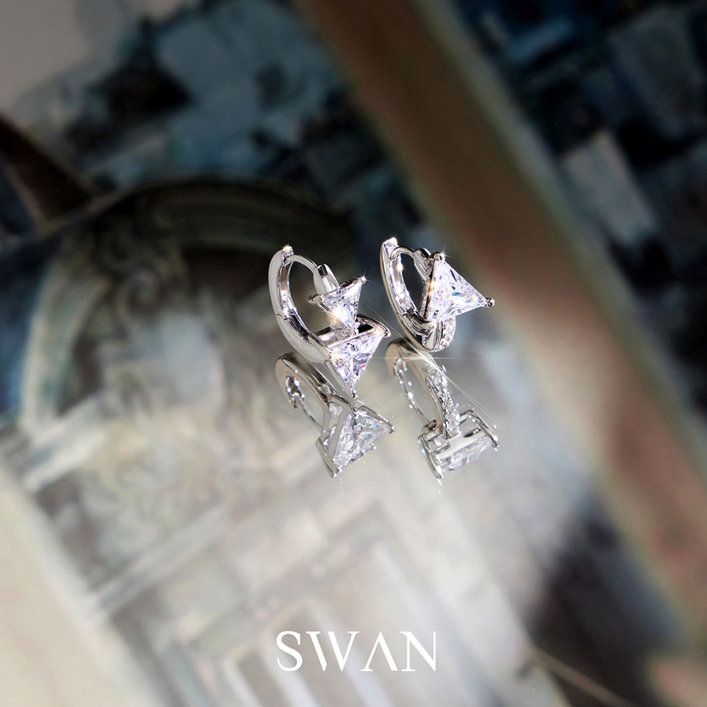 [ส่งด่วนฟรี]SWAN - Opposite Arrow Huggie Earring ต่างหูเงินแท้ ฝังเพชรคิวบิกเซอร์โคเนีย ดีไซน์หรู