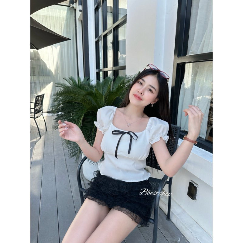 เสื้อแขนตุ๊กตาใส่ได้2แบบหน้าอกเย็บ2ชั้นมีซับ สีขาว/สีดำริบบิ้นผูกโบว์หน้า สวยมากงานใหม่ ราคาคือถูกมาก