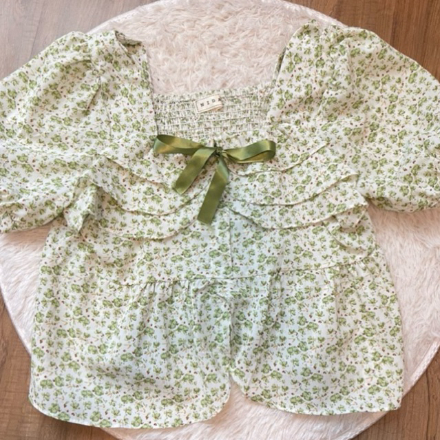 ส่งต่อNida เสื้อคอเหลี่ยมลายดอกไม้แขนตุ๊กตา แต่งริบบิ้นสีเขียว