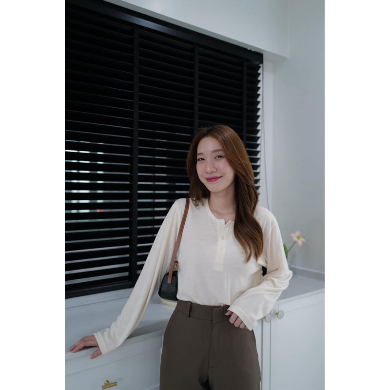 เสื้อแขนยาวแต่งกระดุม จากร้านฝาแฝด(ranfafaet.kloset)