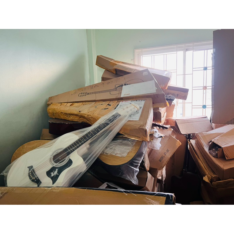 กีตาร์โปร่ง อะไหล่ ขายซาก ขายตามสภาพ มีตำหนิ บางตัวก็เล่นได้ปกติ บางตัวก็ซ่อมให้แล้วเอาไปทำประดับ ตกแต่งบ้าน นาฬิกาโคมไฟ