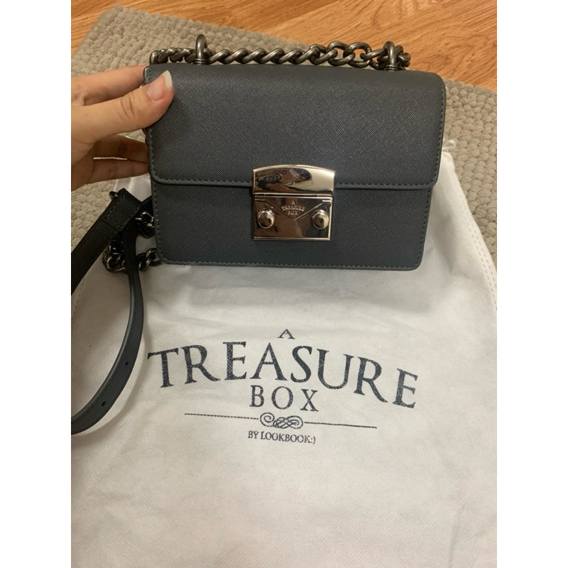 ส่งต่อกระเป๋า A TREASURE BOX รุ่น Party Box สี Smoke grey