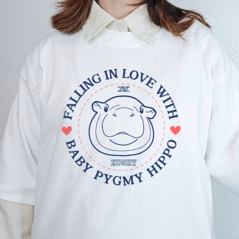 KUSHY เสื้อยืดทรงไหล่ตก Oversized T-Shirt Unisex ลาย Baby Pygmy Hippo