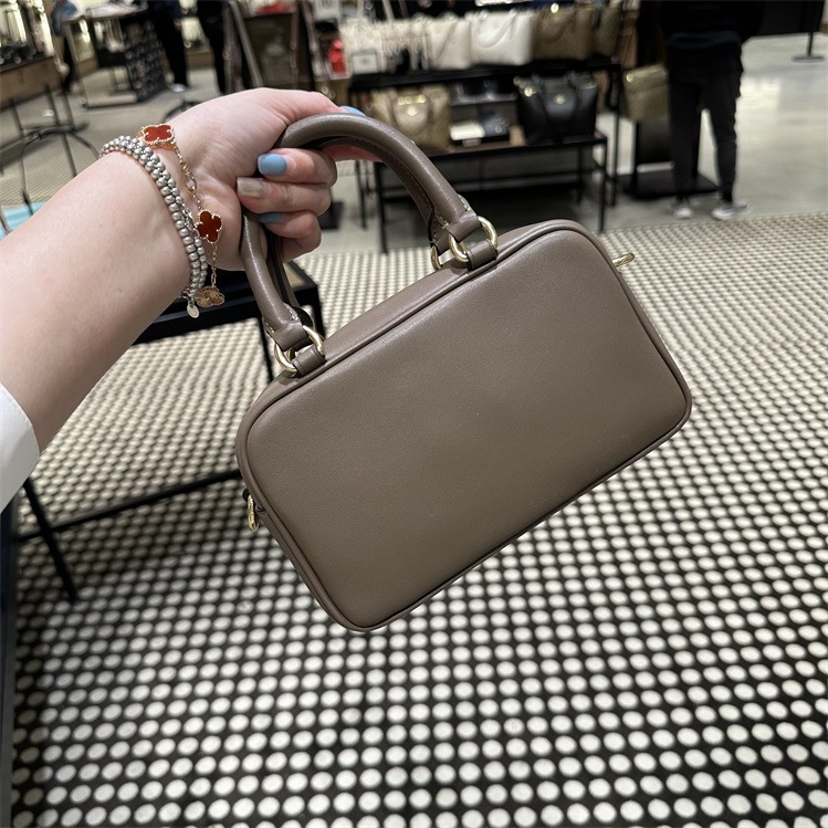 ของแท้ 100% OUTLET Satchel กระเป๋าถือ กระเป๋ากล้องคุณผู้หญิง กระเป๋าสะพาย CT776