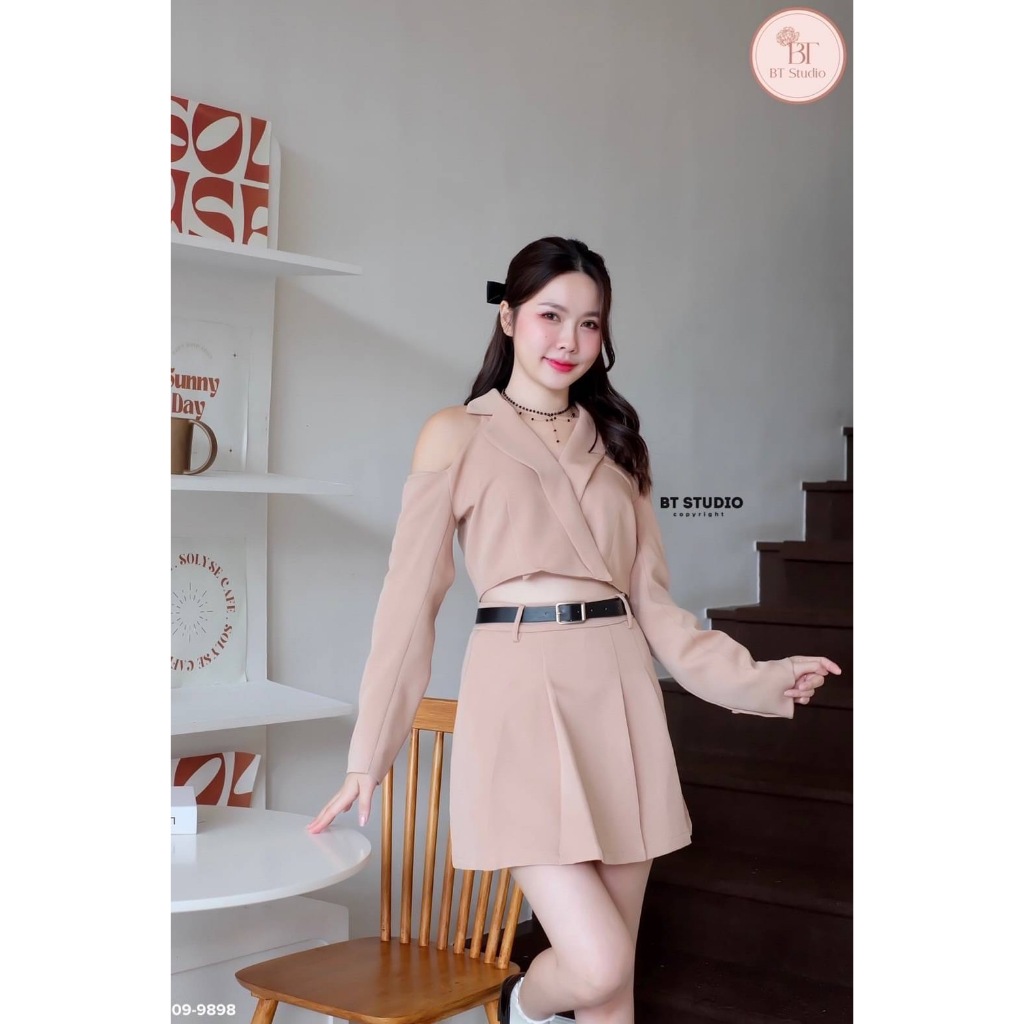 BT 09-9898 เซท 3 ชิ้น เสื้อคอปกป้ายหน้าเว้าไหล่ทั้งสองข้าง ปลายแขนแต่งกระดุมมาพร้อมกระโปรงสั้นผ้าจับ