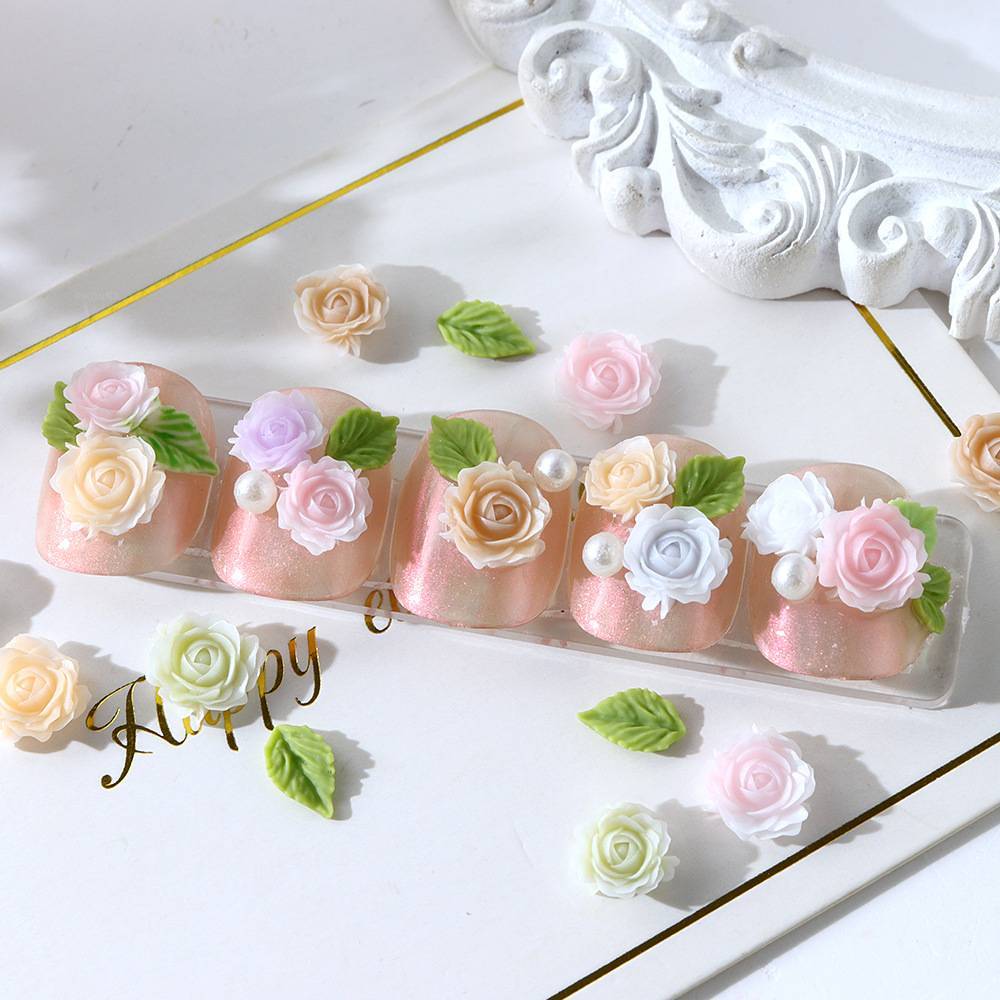 [Q:U] ดอกไม้และใบไม้เรซิ่นสำหรับตกแต่งเล็บ หนึ่งถุงมี 100 ชิ้นคละสี