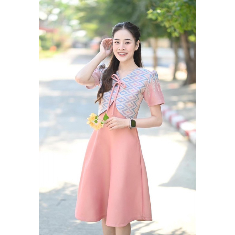 ชุดเดรสผ้าทอลาย ทรงกั๊กแต่งโบว์ สีชาไทย กระโปรงย้วยมีกระเป๋า