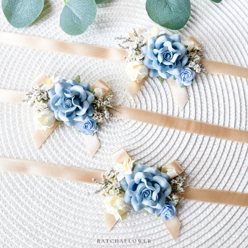 ข้อมือเพื่อนเจ้าสาว ดอกไม้กระดาษสา ดอกไม้สีฟ้า ครีม ริบบิ้นทอง