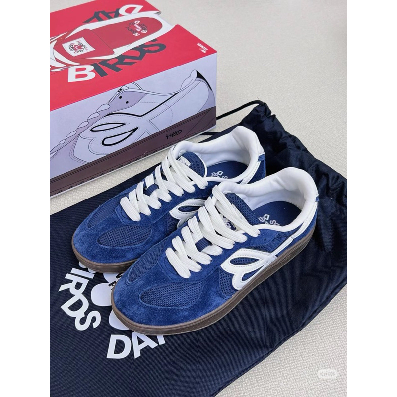 รองเท้า WE FLOWER x HBD สีกรม