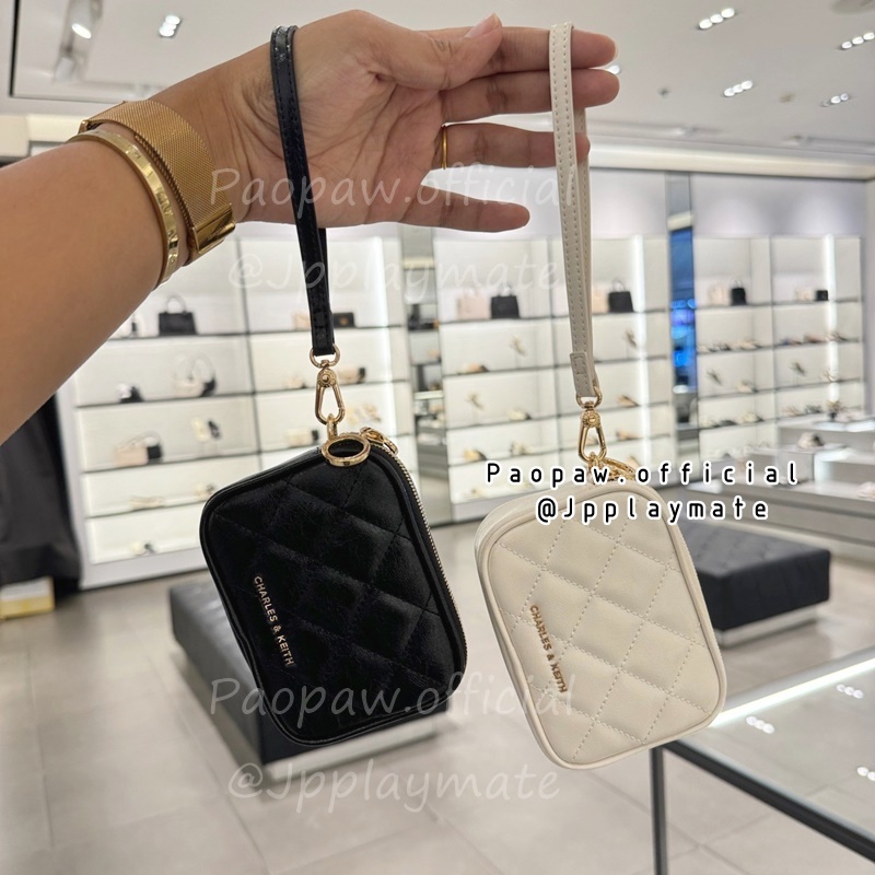 กระเป๋าสตางค์คล้องมือ Charles & Keith รุ่น Apfra Quilted Wristlet Pouch : CK6-30701399 แท้จากชอป พร้อมถุงกระดาษ