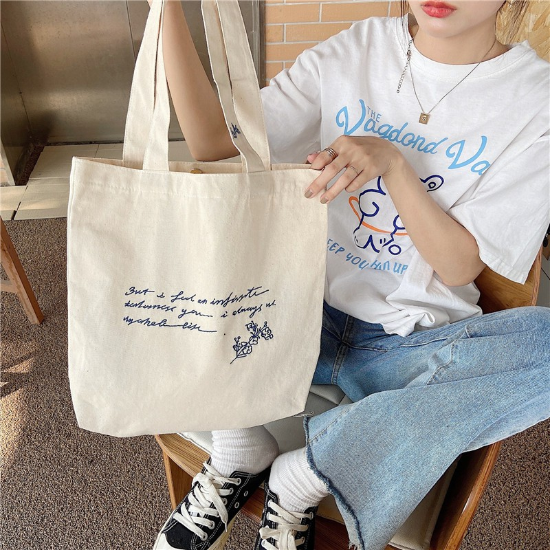 💕BIG SALE 💕ซื้อ 1 แถม 1 J138 กระเป๋าผ้าดิบ 🧡💙เรียบปักอักษรหลากสี THE 3rd มีดอกไม้ตรงสาย🌼🌼