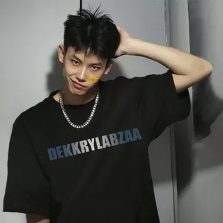 TeeTwoOneสไตล์อเมริกันวินเทจ"DEKKRYLABZAA" ผ้าคอตตอน100% ไม่ต้องรีด ไซส์ใหญ่ เสื้อยืดทรงหลวม ผู้ชายและผู้หญิง【COD】