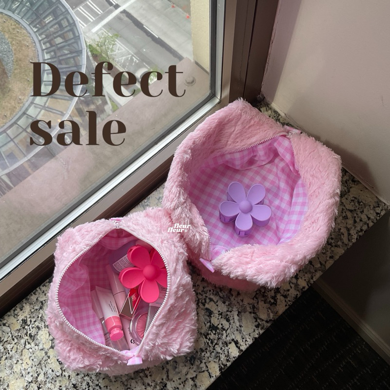 Defected Sale กระเป๋าเครื่องสำอาง / กระเป๋าใส่ของขนนุ่ม