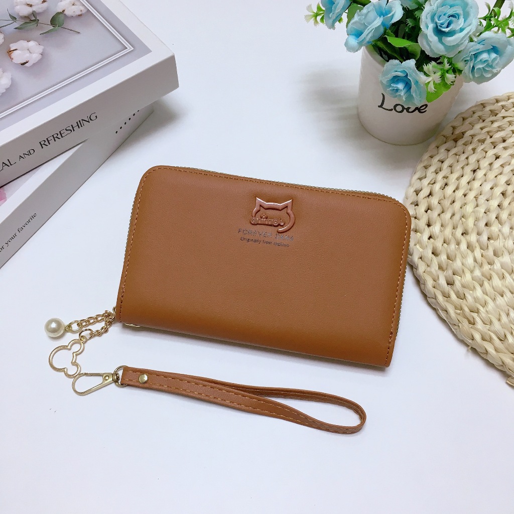 กระเป๋าสตางค์หนึ่งซิปใบกลางมีช่วงใส่บัตรงทั้งหมด4ช่อง. กระเป๋ายาว16CM รุ่นใหม่มีสายคล้องมือทุกใบค่ะ#M2
