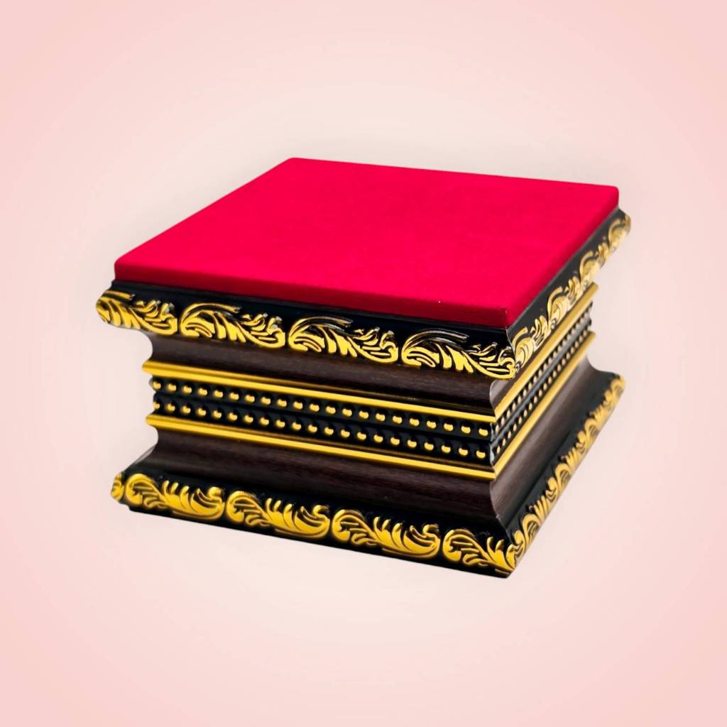 ฐานรองพระ ฐานวางพระ ฐานสีโอ้ค 2 ชั้น ขนาดกำมะหยี่แดง 9.5x9.5 ซม. สูง 6 ซม. (ฐานไม้โอ้ค)