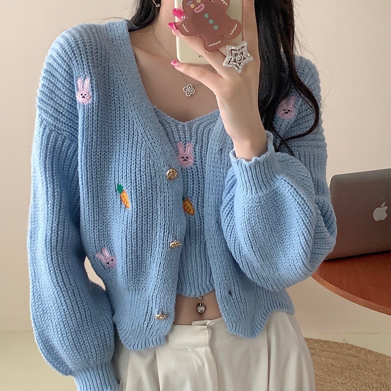 BEIIEW CARDIGAN เสื้อกล้ามสายเดี่ยว+เสื้อคลุม เป็นงานผ้าไหมพรม ปักน้องกระต่าย เนื้อผ้าฟู นุ่ม ไม่หนา