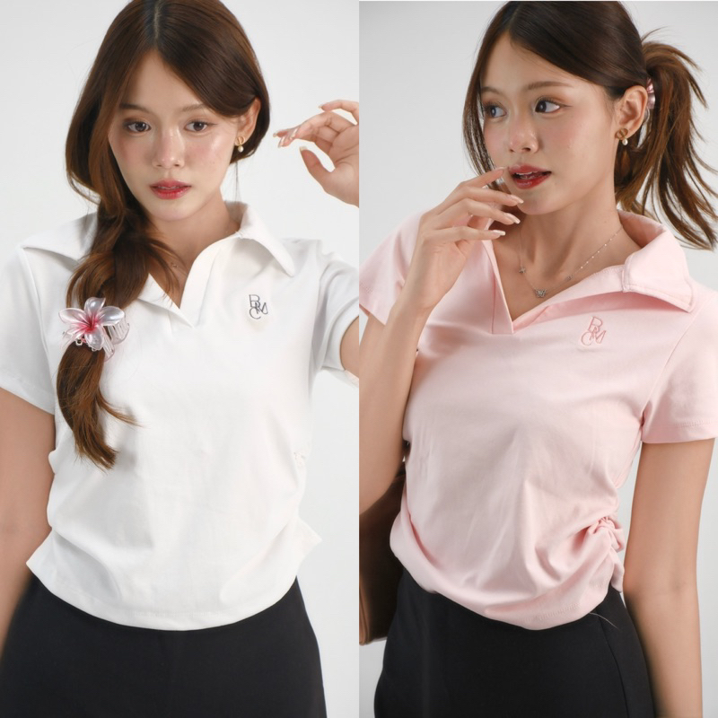 (ไม่ผลิตเพิ่ม)BEMYCHIC เสื้อครอปโปโลเย็บย่นข้าง ปักโลโก้แบรนด์ รุ่น Billy polo crop top
