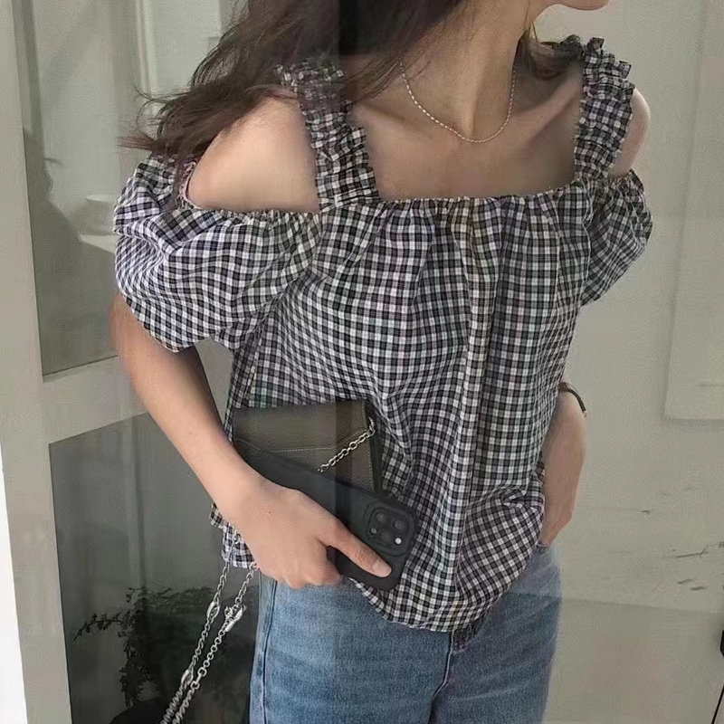 สินค้าใหม่แนะนำจัดส่งอย่างไว เสื้อผ้าแฟชั่นสำหรับสุภาพสตรีเสื้อแฟชั่นสไตล์เกาหลี เสื้อเชิ้ตแขนสั้น เปิดไหล่ สไตล์เกาหลี