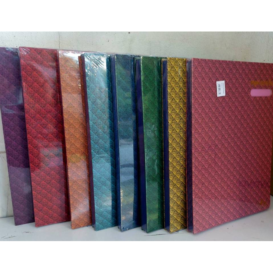 แฟ้มสมุดเสนอเซ็นต์ ตราขวาน ขนาดF4 จำนวน 1 เล่ม มีหลายสีให้เลือก ถ้าลูกค้าอยากได้สีไหนทักแชตมาบอกได้เ