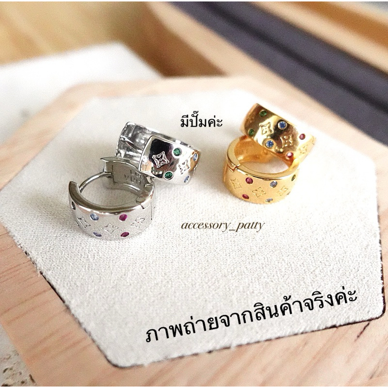 ต่างหูห่วงก้านเงิน รุ่นL-v21 งานมี2สีค่ะ ด้านหนึ่งฝังพลอยสี อีกด้านไม่มีเพชรค่ะ เส้นผ่านศูนย์กลาง1.4cmค่ะ เป๊ะสุดค่ะ