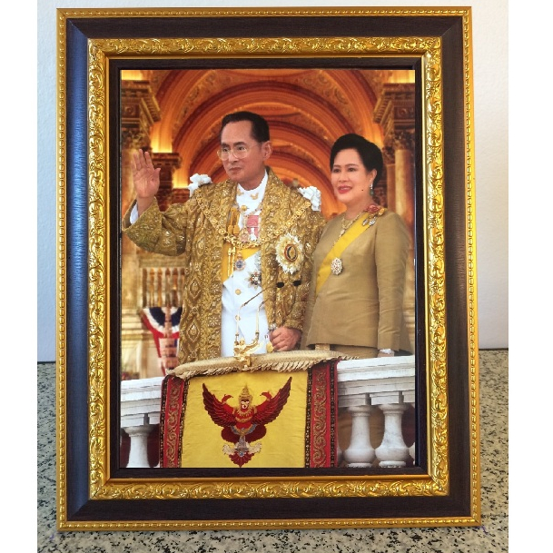รูปรัชกาลที่9โบกพระหัตถ์ ขนาดรวมกรอบ  26*32 cm  ของขวัญขึ้นบ้านใหม่ บูชา  งานเกษียณ.  หน้าที่การงาน มั่ง มี ศรี สุข