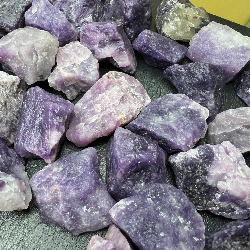 หินเลพิโดไลต์ Lepidolite เลือกก้อนได้ ก้อนดิบจากธรรมชาติ หินหายาก หินสะสม หินธรรมชาติ หินมงคล