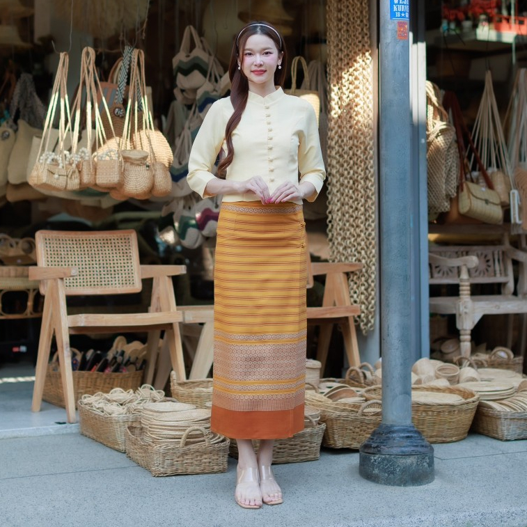 ชุดผ้าไทยผู้หญิงอัดกาว สีเหลือง (เสื้อแขนสี่ส่วนและผ้าถุงทอล้านนา)