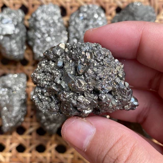 Pyrite ไพไรท์ดิบ หรือ เพชรหน้าทั่ง สวย น่ารักมาก มีพลังดึงดูดความมั่งคั่งด้านการเงิน ช่วยเรียกเงินเรียกทอง