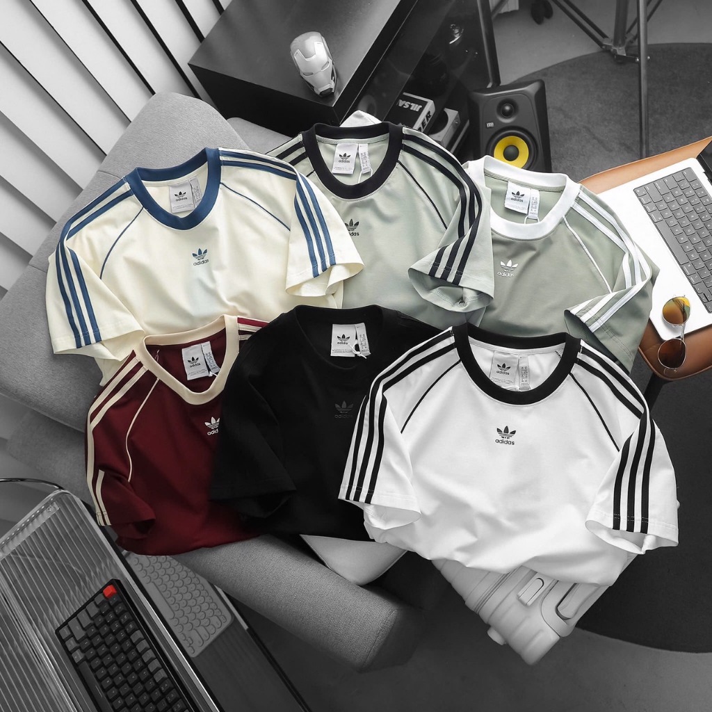 เสื้อยืด ADIDAS คอกลมแขนสั้นแต่งลายแถบเส้นช่วงแขนด้านปักโลโก้ ADIDAS ดีเทลเรียบๆเนื้อผ้า cotton