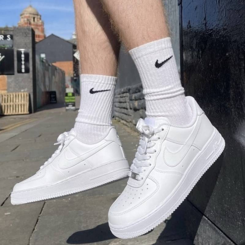 Nike Air Force 1 07 รองเท้าผ้าใบ Nike Classic รองเท้าลำลองสีขาวสำหรับสวมใส่ทุกวัน