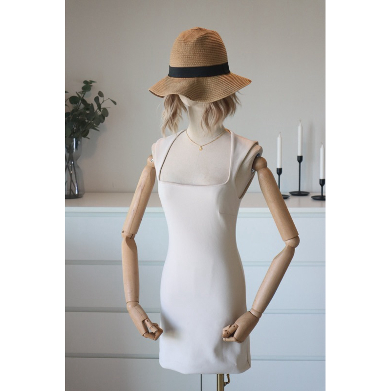 เดรสสั้นสีครีมแบรนด์ MESHKI SIZE XS สภาพดี รูปถ่ายจากสินค้าจริง