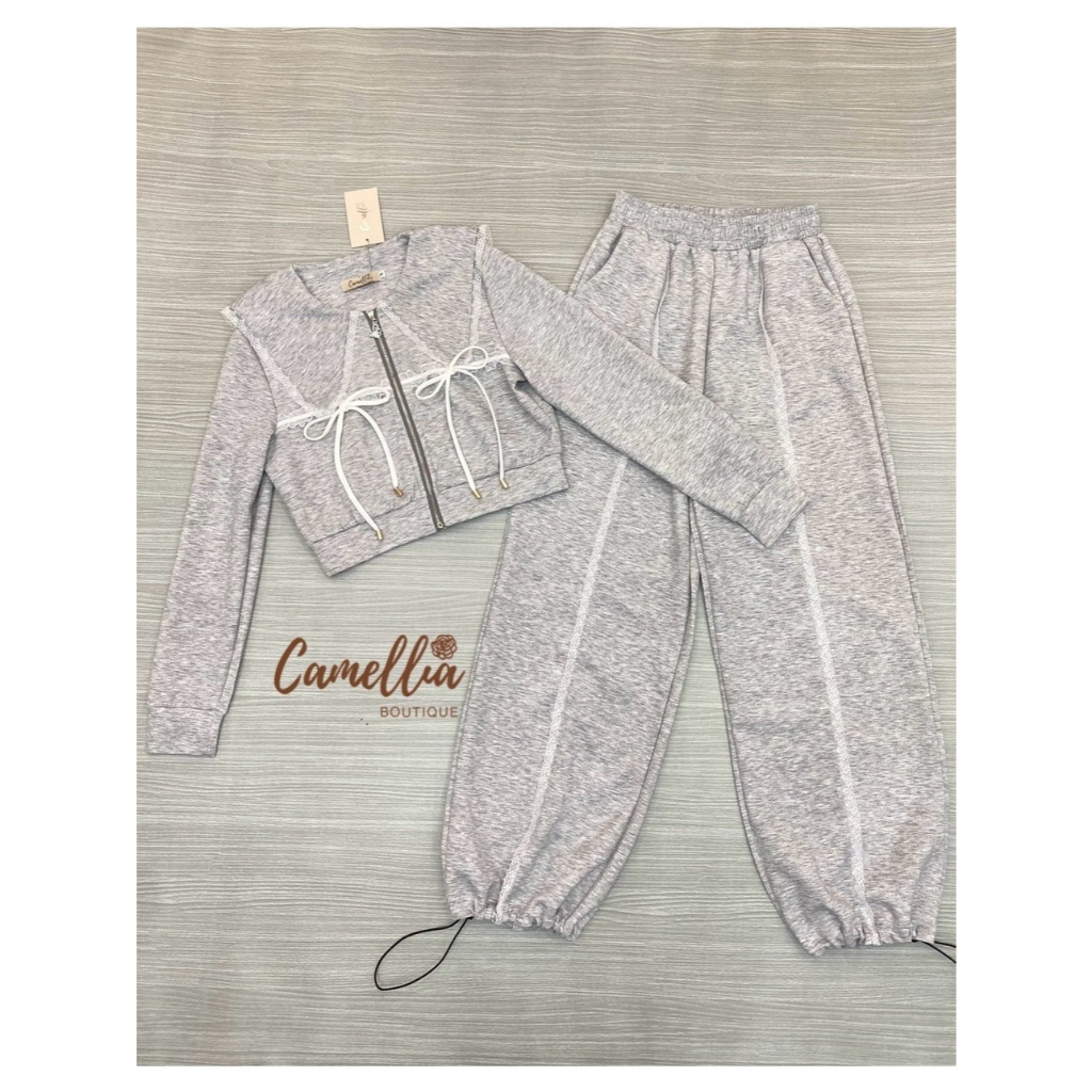 "เช็คสินค้าก่อนสั่งซื้อ สั่งแล้วห้ามยกเลิกน๊าค๊า" Camellia ชุดวอม แต่งลูกไม้ที่ช่วงปกซิปหน้า งานสวยละมุน