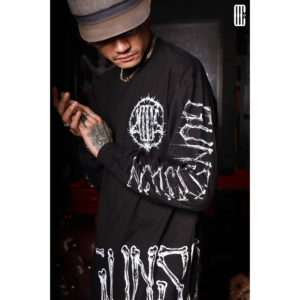 เสื้อยืดแขนยาวคอฟิต 𝐆𝐔𝐍𝐒𝐃𝐎𝐖𝐍® Dark Demon Long Sleeve Black [แขนยาว] 01