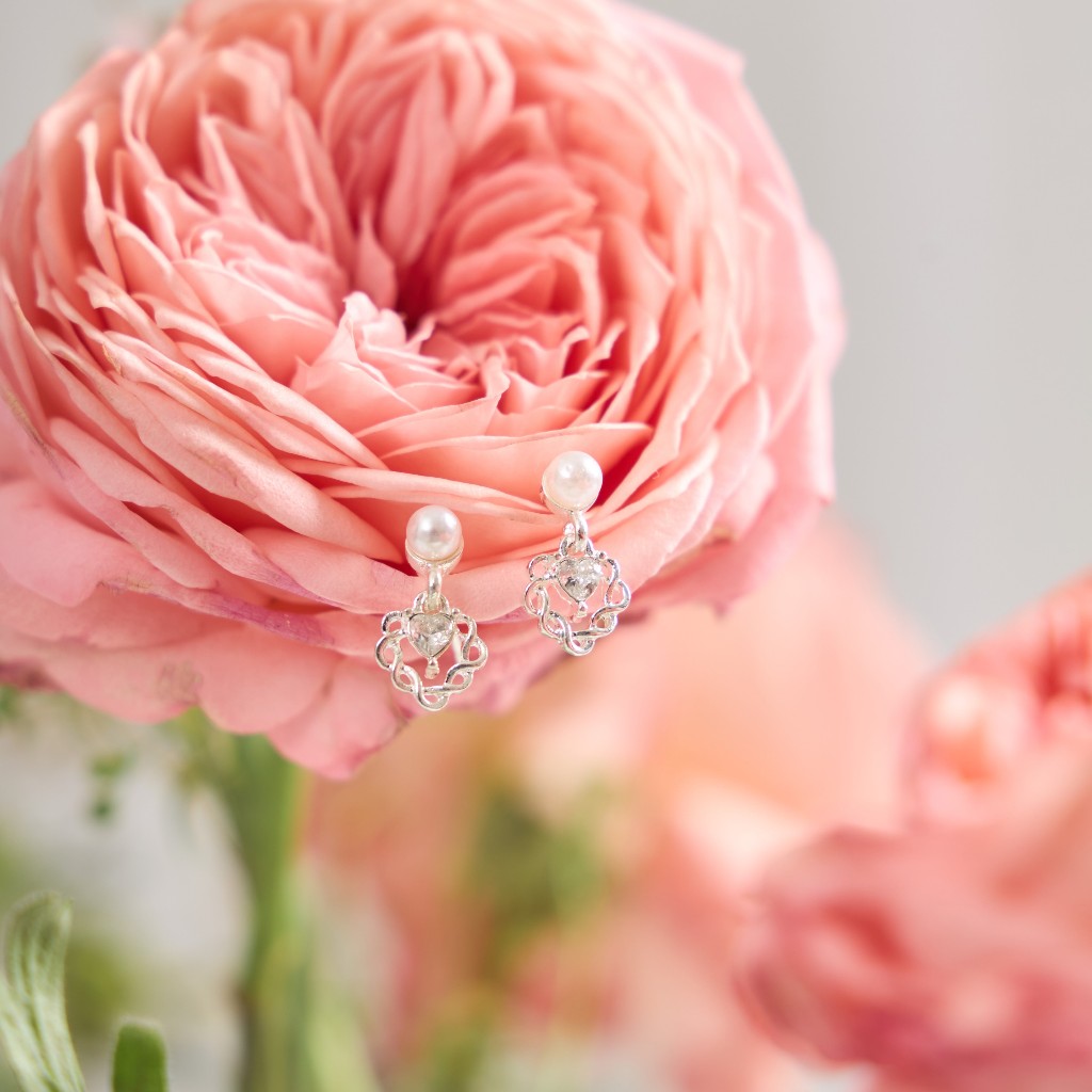 earika.earrings - honeypie love ต่างหูห้อยทับรูปหัวใจเพชร ก้านเงินแท้ เหมาะสำหรับคนแพ้ง่าย