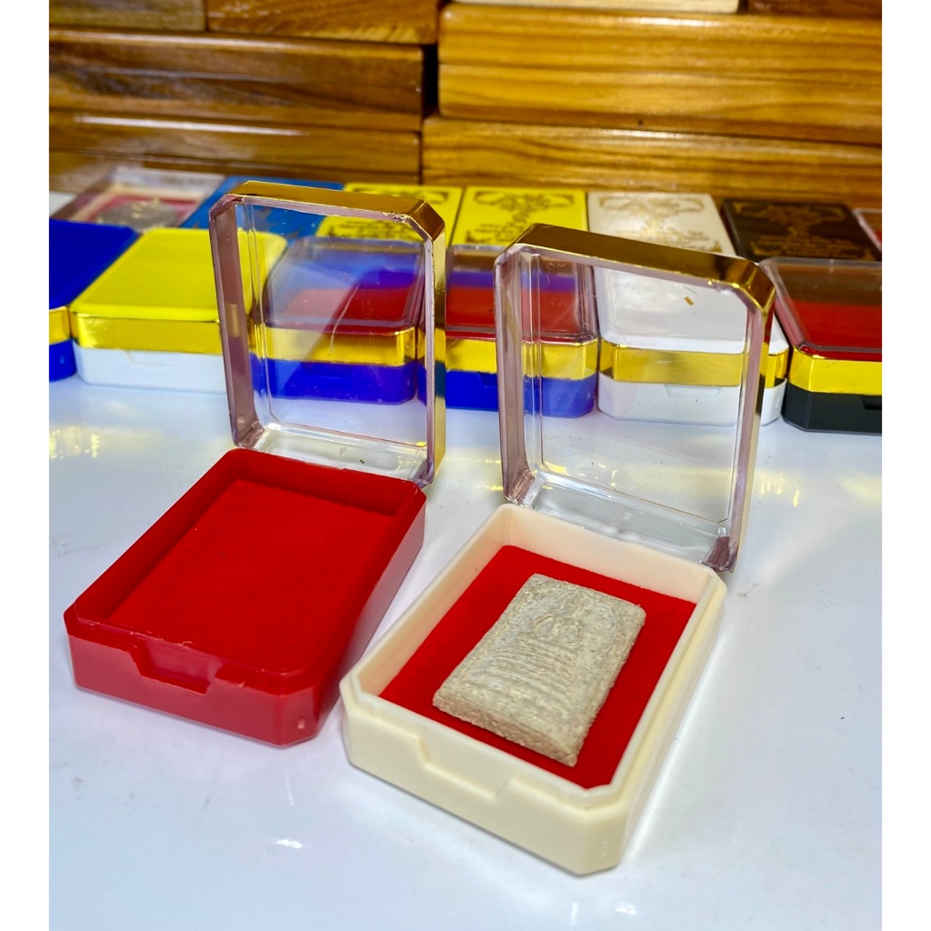 กล่องพระพลาสติก 100 ชิ้น กำมะหยี่สีแดง ขนาด 4x6x2 ซม. เพิ่มทรัพย์ 04-A (ทรงแปดเหลี่ยม) ขอบทอง