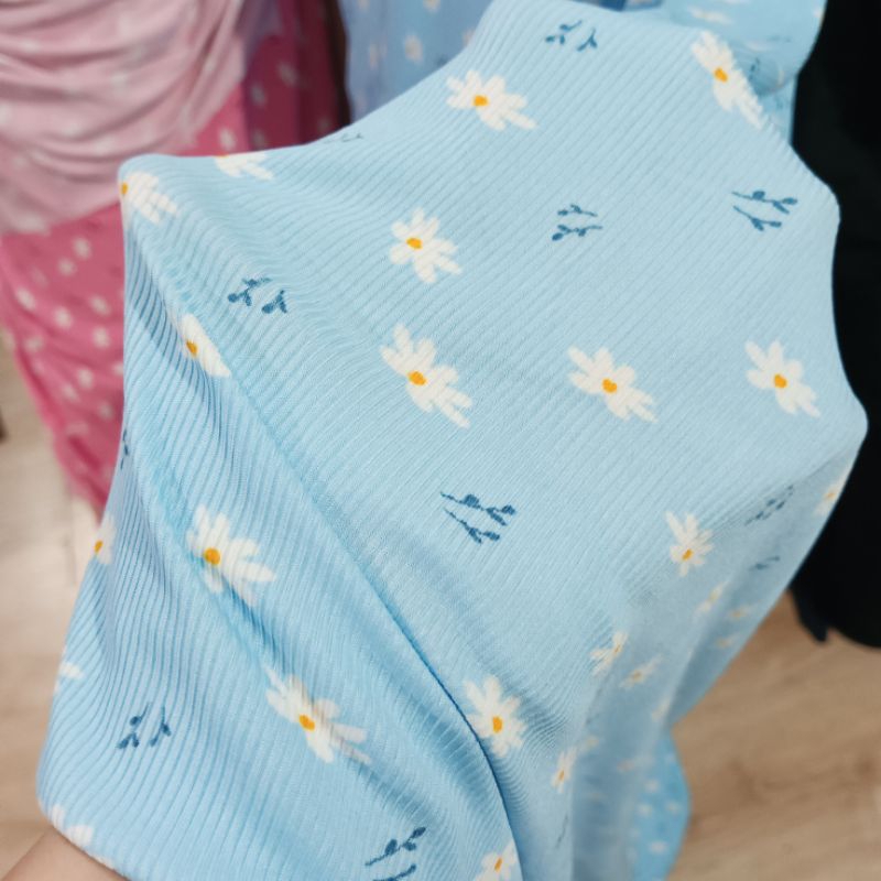 ผ้าเมตร ผ้ายืดร่อง 2x2 สีฟ้าลายดอก เนื้อโพลีนิ่ม 230 แกรม หน้าผ้ากว้าง 165 ซ.ม. - รูปที่ 2