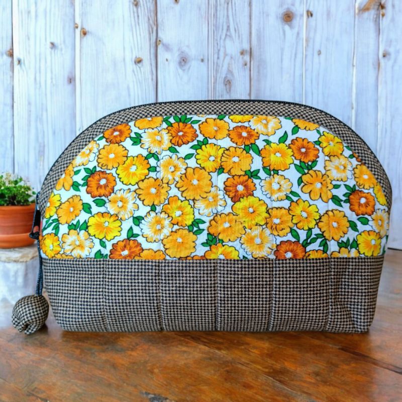 กระเป๋าเครื่องสำอาง Handmade ใบใหญ่ 10 นิ้ว แต่งหัวซิปด้วยตุ้งติ้งดอกทิวลิป นุ่มมือ ด้านในโล่ง จุได้เยอะ