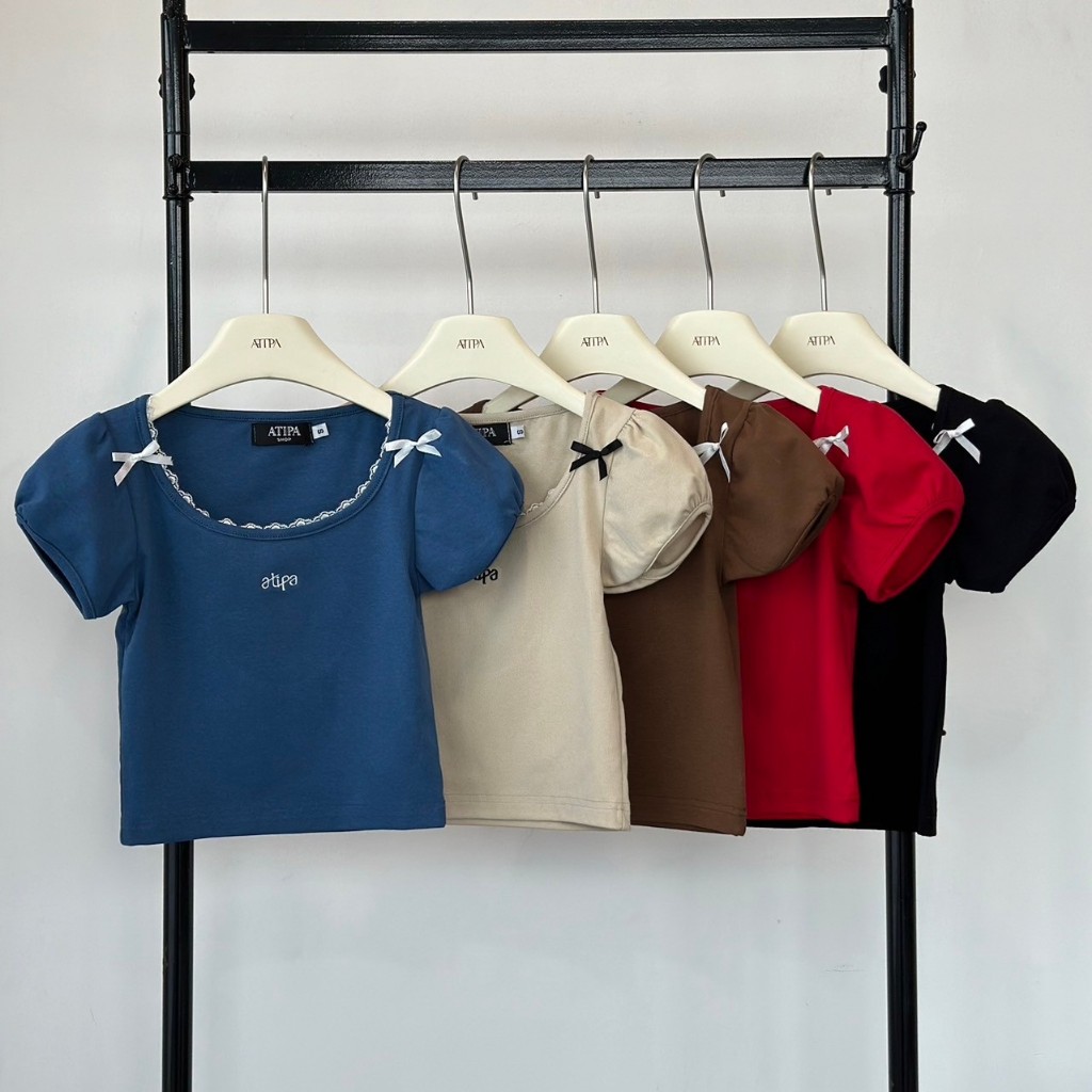 Atipashop - CLAIRE TOP เสื้อยืด คอกลม แขนตุ๊กตา แต่งลูกไม้ โบว์ที่คอ ปักโลโก้